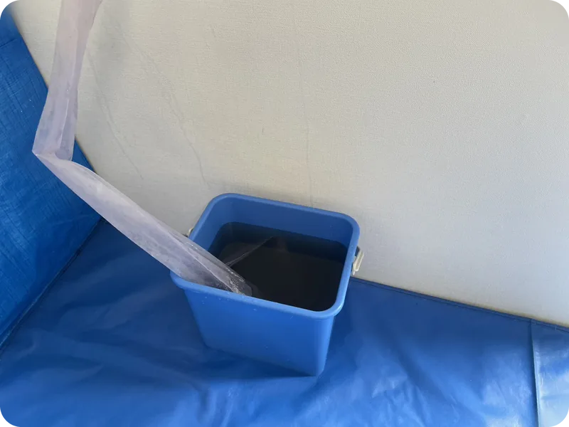 エアコン洗浄後の真っ黒な汚水1