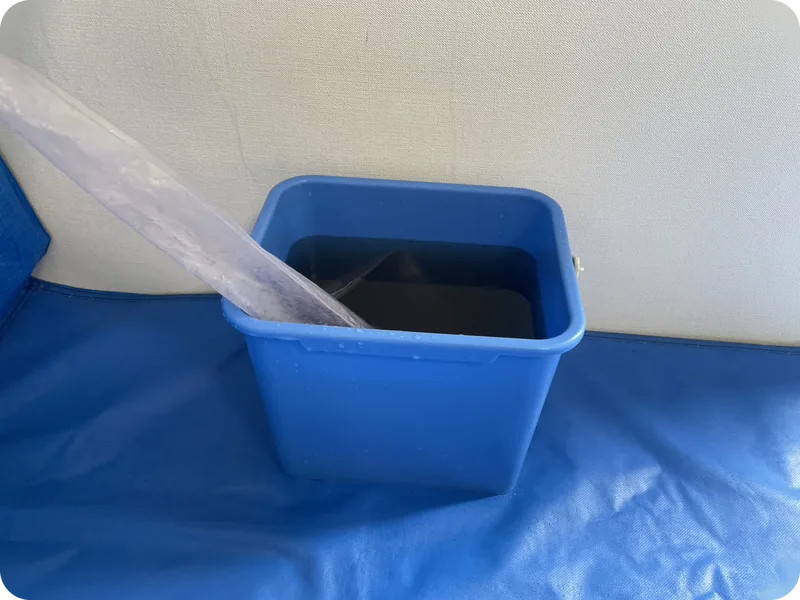 エアコン洗浄後の真っ黒な汚水3