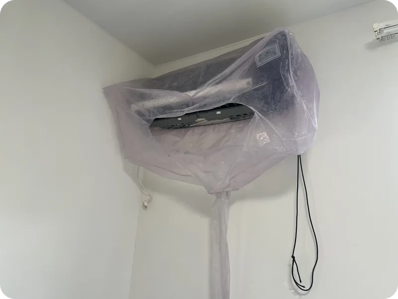 エアコン洗浄後の真っ黒な汚水4