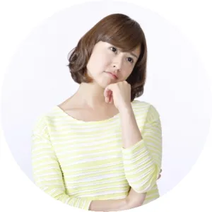 考えている女性の写真